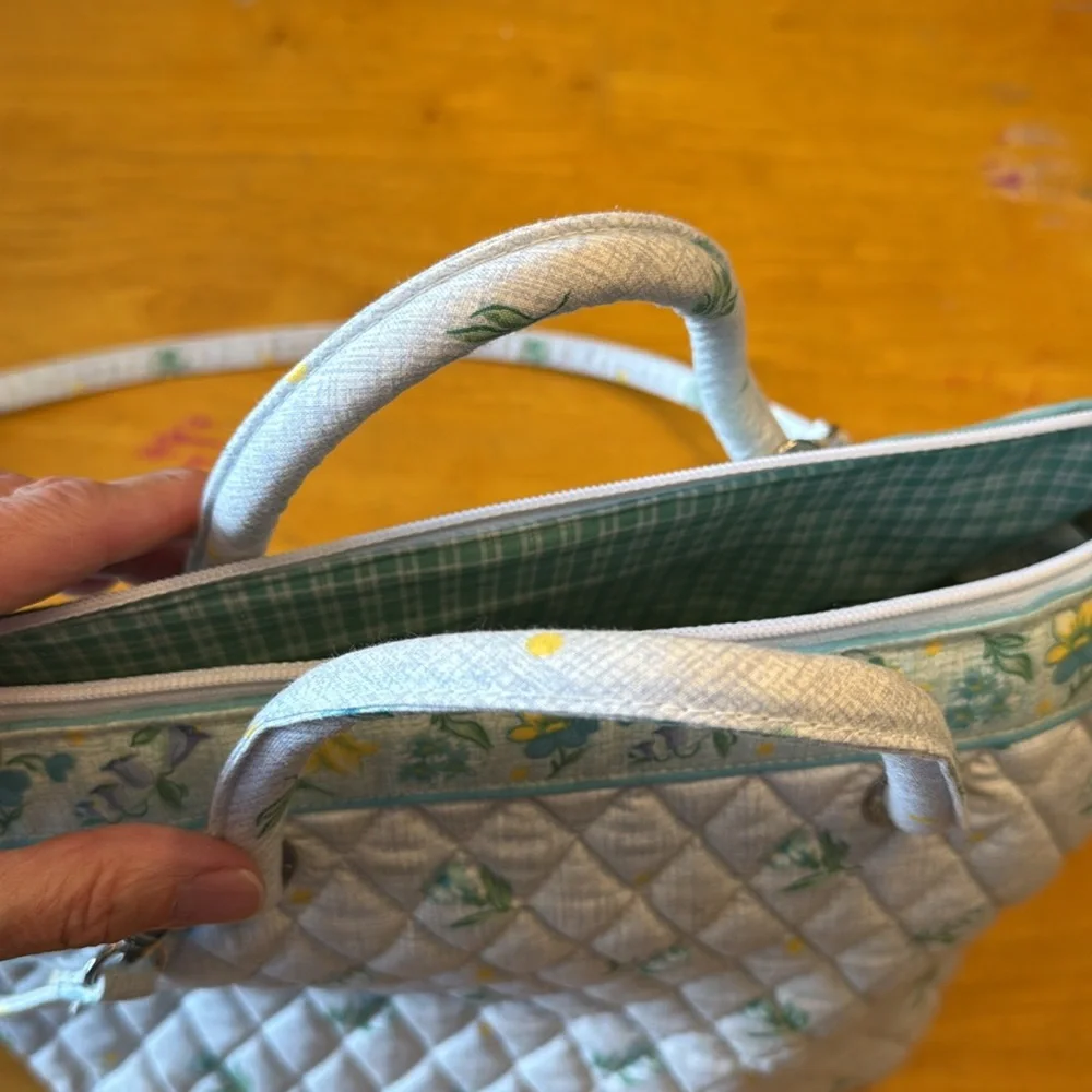 Vintage Vera Bradley. 2 handles, zipper close. 2 pocket inside. Never used - Picture 12 of 16